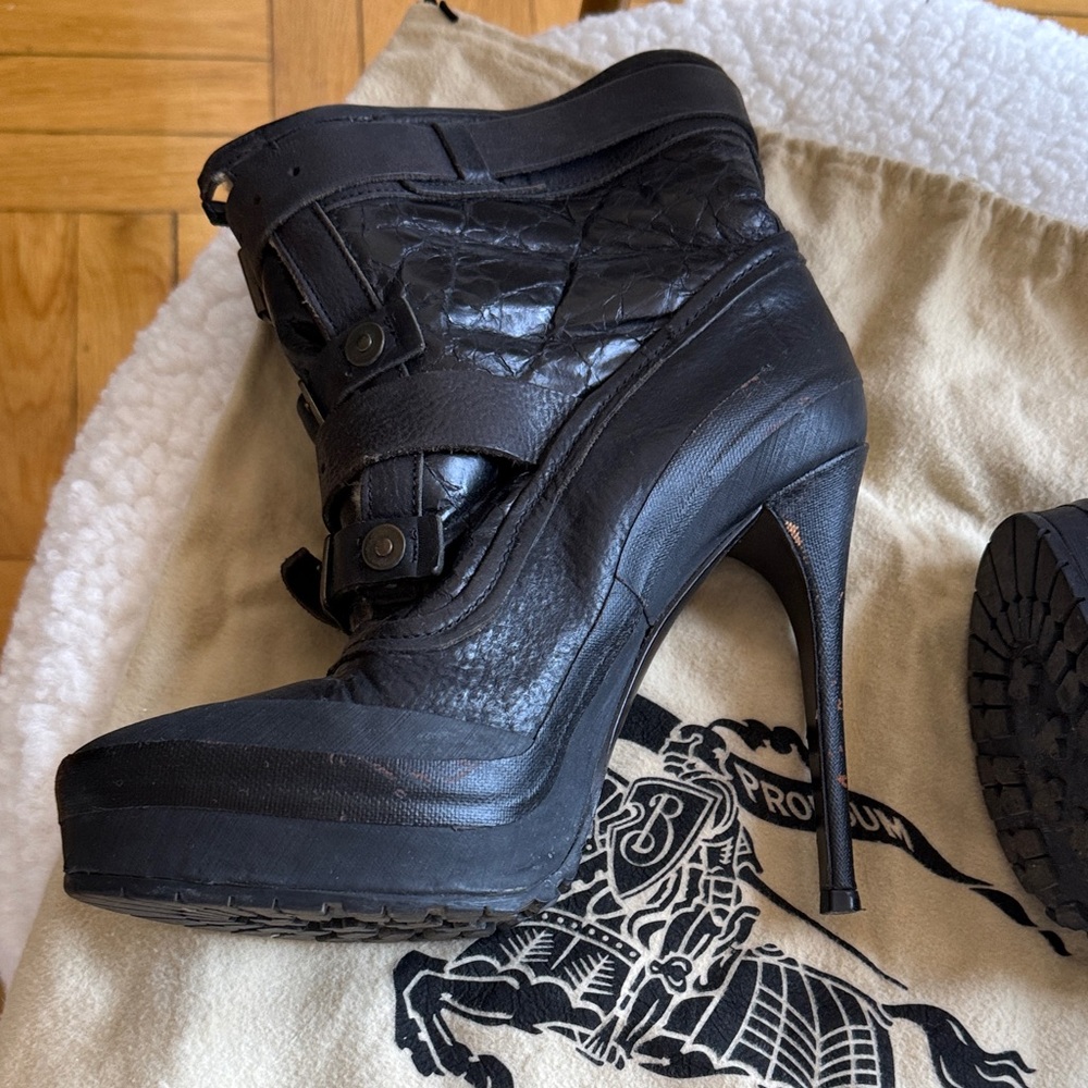 Burberry Prorsum Black Heeled Boots with Buckle Detail - Picture 5 of 7